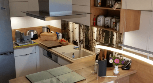 Küchenstudio Ein Bild einer Küche mit Herd und Kühlschrank.