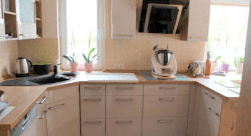 Küchenstudio Eine kleine Küche mit Herd und Spüle.