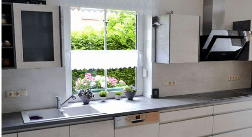 Küchenstudio Eine Küche mit Spüle und Fenster.