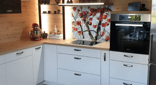 Küchenstudio Eine Küche mit Herd und Backofen.