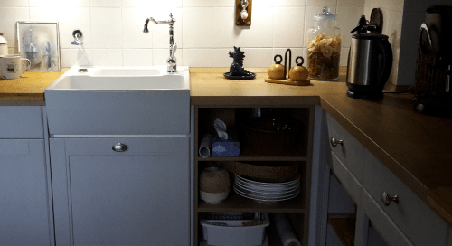 Küchenstudio Eine Küche mit Spüle und Schränken.