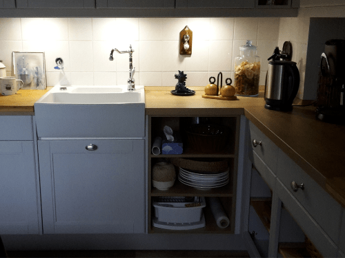 Küchenstudio Eine Küche mit Spüle und Schränken.