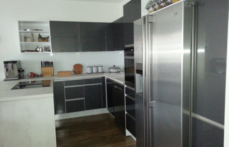 Küchenstudio Ein Kühlschrank aus Edelstahl in einer Küche.