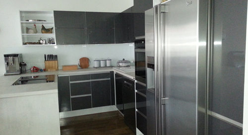 Küchenstudio Ein Kühlschrank aus Edelstahl in einer Küche.