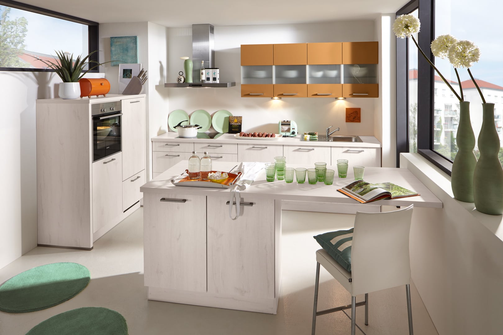 Küchenstudio Eine weiße Küche mit orangen und grünen Akzenten.