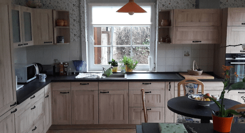 Küchenstudio Eine Küche mit Tisch und Stühlen.