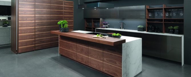 Küchenstudio Eine moderne Küche mit Holzschränken und einer Holzinsel.