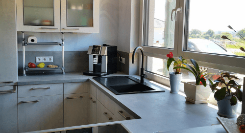 Küchenstudio Ein Fenster in einer Küche.