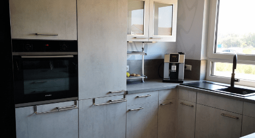 Inselküche in Concrete White mit Barplätzen in Güstrow – Ansicht 2