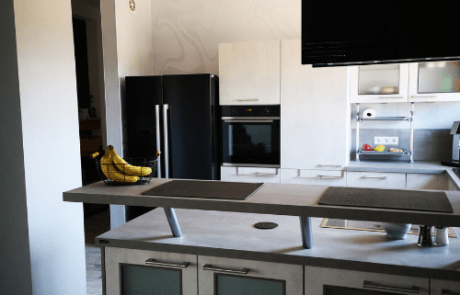 Küchenstudio Eine Küche mit Arbeitsplatte und Fernseher.