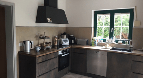 Küchenstudio Eine Küche mit Herd und Backofen.