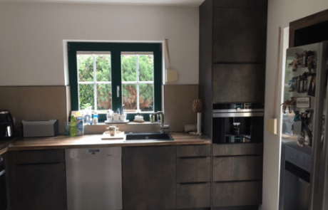 Küchenstudio Eine Küche mit Spüle und Kühlschrank.