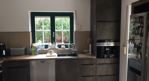 Küchenstudio Eine Küche mit Spüle und Kühlschrank.