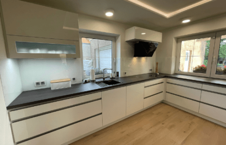 Küchenstudio Eine 3D-Darstellung einer Küche mit weißen Schränken.