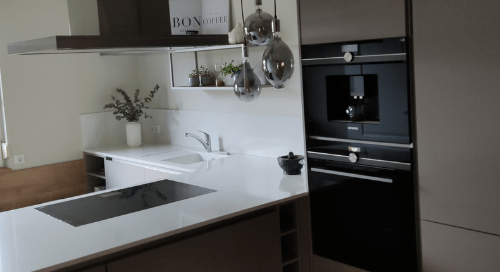 Küchenstudio Eine Küche mit Herd und Backofen.