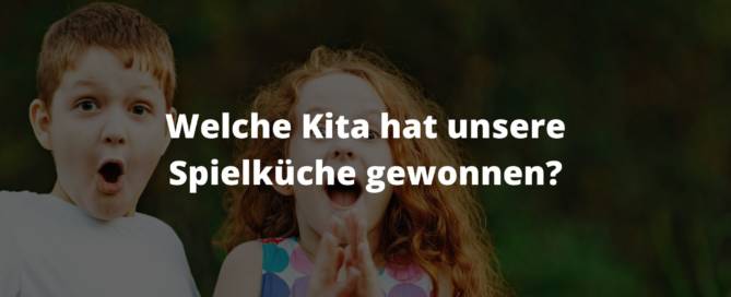 Küchenstudio Zwei Kinder stehen vor einer Wiese mit den Worten „wee kitta hat uner speckle gewogenen“.