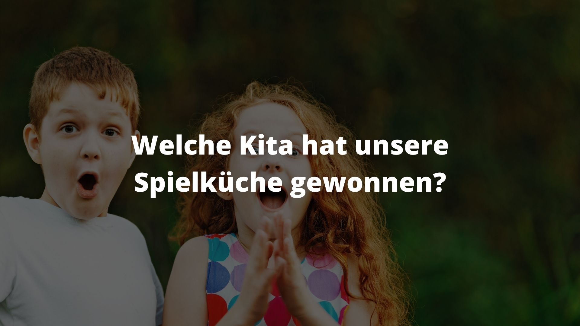 Küchenstudio Zwei Kinder stehen vor einer Wiese mit den Worten „wee kitta hat uner speckle gewogenen“.