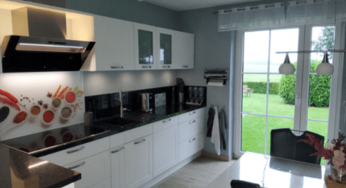 Küchenstudio Eine Küche mit Tisch und Stühlen.