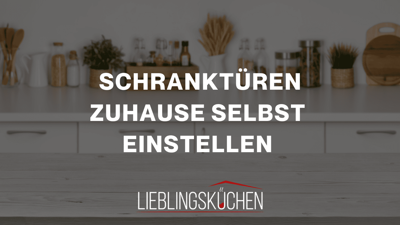 Küchenstudio Eine Küche mit der Aufschrift „schrankturm zu zuhause selt einsten“.