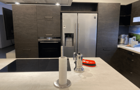 Küchenstudio Eine moderne Küche mit Geräten aus Edelstahl.