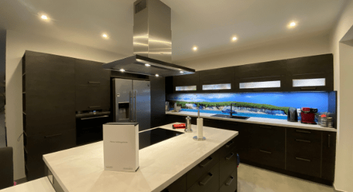 Küchenstudio Eine weiße Küche mit schwarzen Schränken.