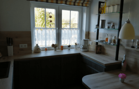 Küchenstudio Eine Küche mit Fenster und Spüle.