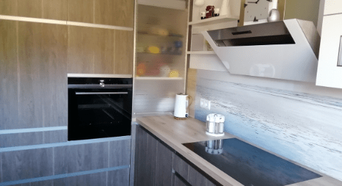 Küchenstudio Eine 3D-Darstellung einer Küche mit Herd und Backofen.