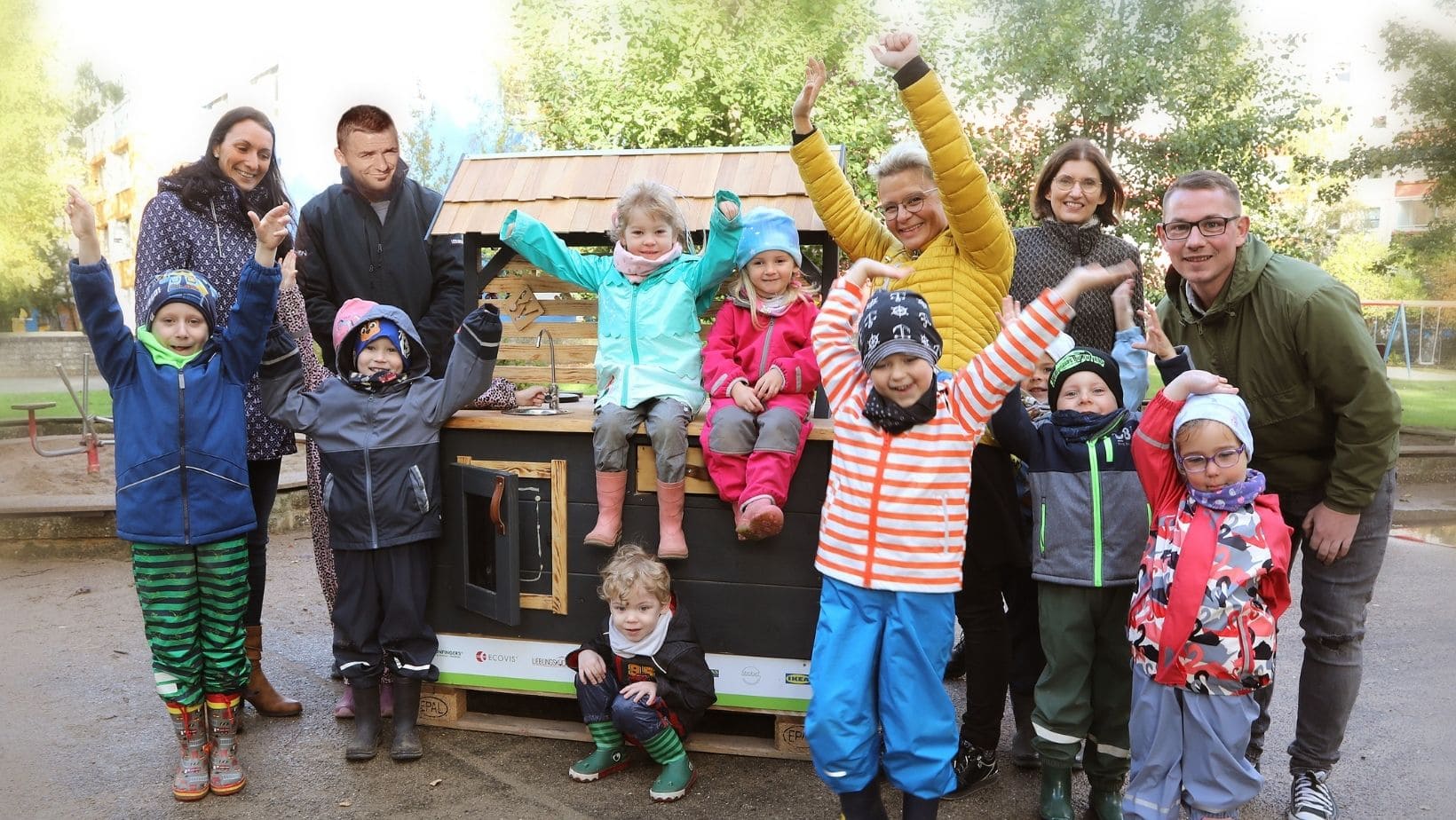 Küchenstudio Eine Gruppe Kinder posiert vor einer Holzkiste.