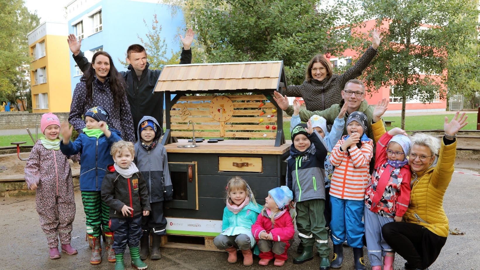 Küchenstudio Eine Gruppe Kinder posiert vor einem Holzhaus für ein Foto.