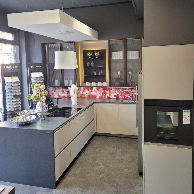 Küchenstudio Eine Abverkaufsküche mit Kühlschrank und Backofen.