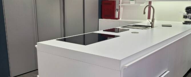 Küchenstudio Eine weiße Küche mit roter Arbeitsplatte zum Kauf verfügbar.