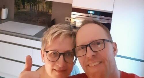 Küchenstudio Ein Mann und eine Frau geben in einer Küche den Daumen hoch.