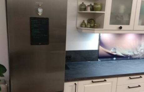 Küchenstudio Eine Küche mit Kühlschrank und Mikrowelle.