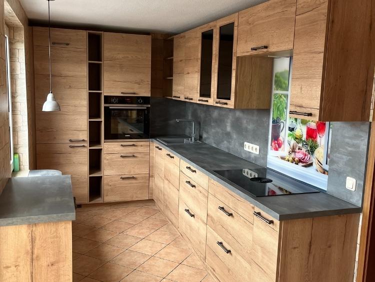 Küchenstudio Eine Küche mit Holzschränken und Arbeitsplatten.