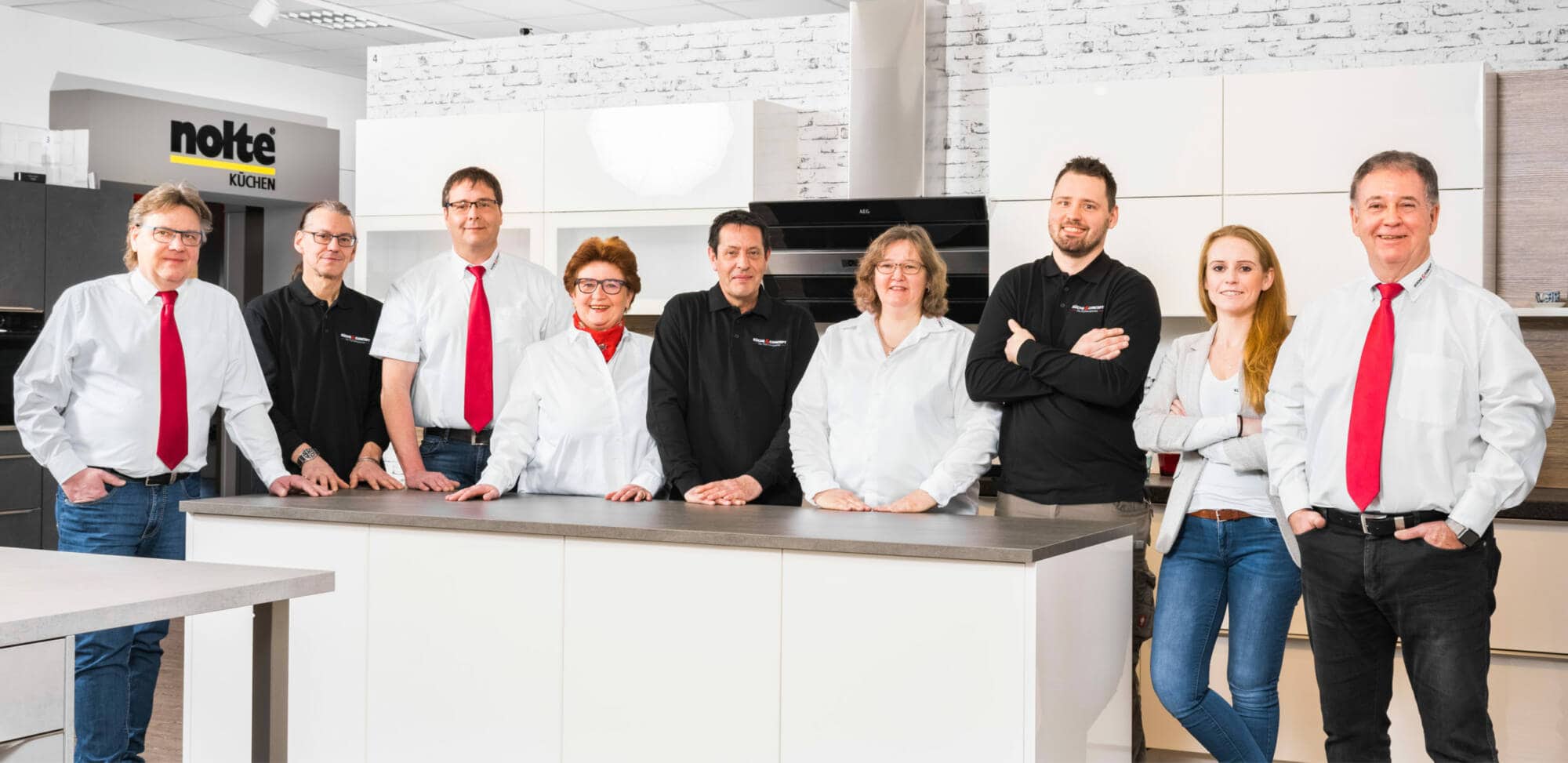 Küchenstudio Eine Gruppe von Menschen posiert für ein Foto in Dortmund.