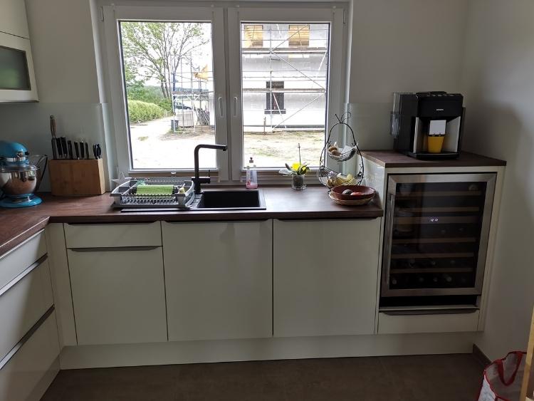 Küchenstudio Eine kleine Küche mit Kühlschrank und Spüle. Küchenstudio Eine kleine Küche mit Kühlschrank und Spüle.