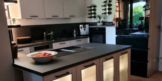 Küchenstudio Eine Küche mit Kühlschrank, Backofen und Spüle.