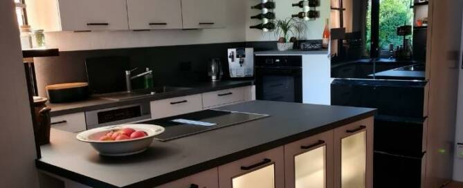 Küchenstudio Eine Küche mit Kühlschrank, Backofen und Spüle.