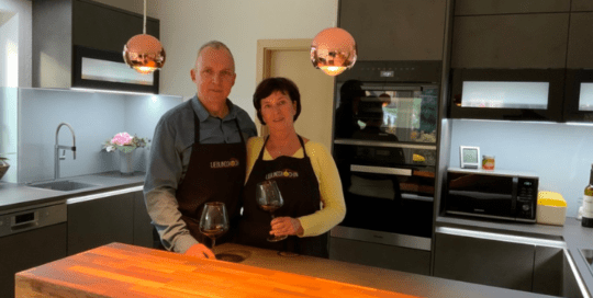 Küchenstudio Ein Mann und eine Frau stehen in einer Küche.