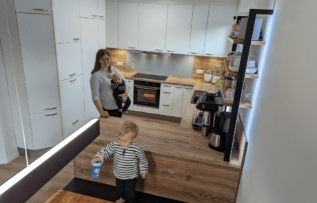 Küchenstudio Eine Frau und ein Kind stehen in einer Küche.