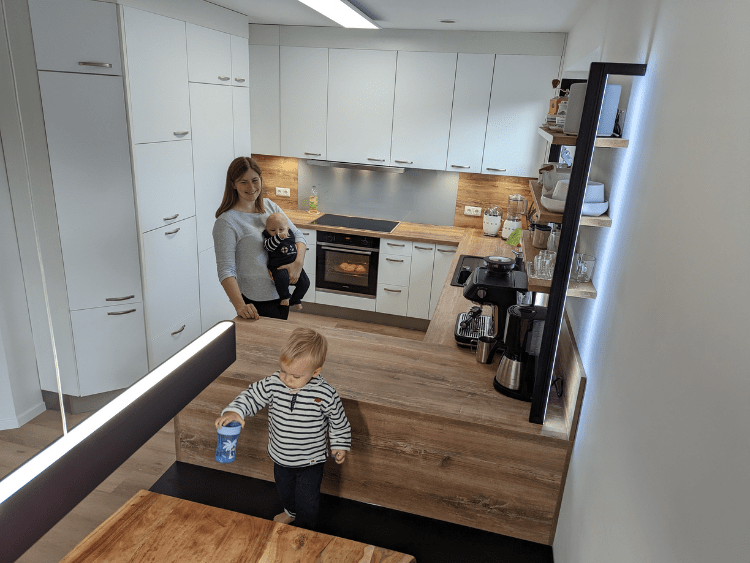 Küchenstudio Eine Frau und ein Kind stehen in einer Küche.