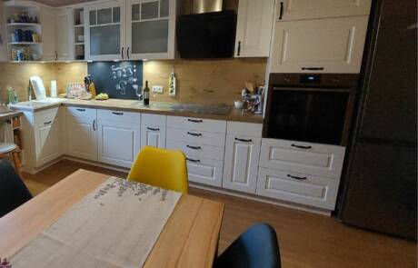 Küchenstudio Eine Küche mit einem gelben Tisch und Stühlen.