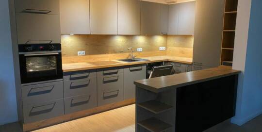 Küchenstudio Eine Küche oder Küchenzeile in einer kleinen Wohnung.