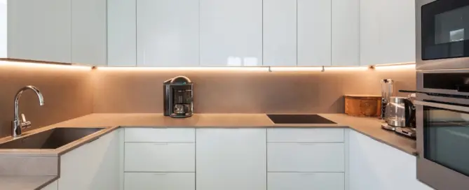 Küchenstudio Eine moderne Küche mit weißen Schränken und Geräten aus Edelstahl.