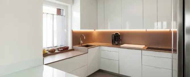 Küchenstudio Eine moderne Küche mit weißen Schränken und Arbeitsplatten.