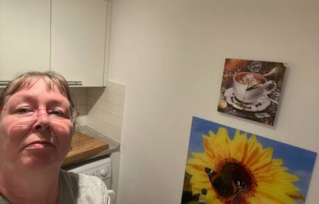 Küchenstudio Eine Frau macht ein Selfie vor einer Sonnenblume.