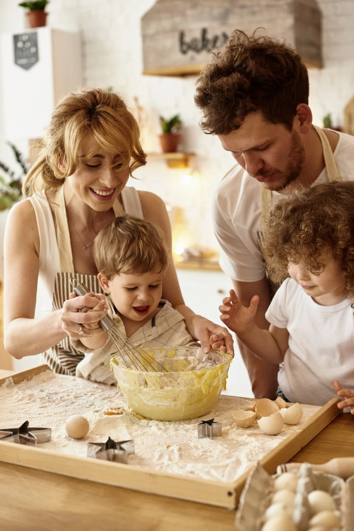 Küchenstudio Eine Familie backt in der Küche Kekse.