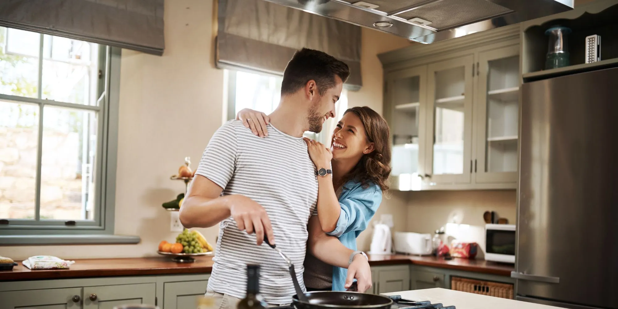 Glückliches Paar beim gemeinsamen Kochen in einem Küchenstudio