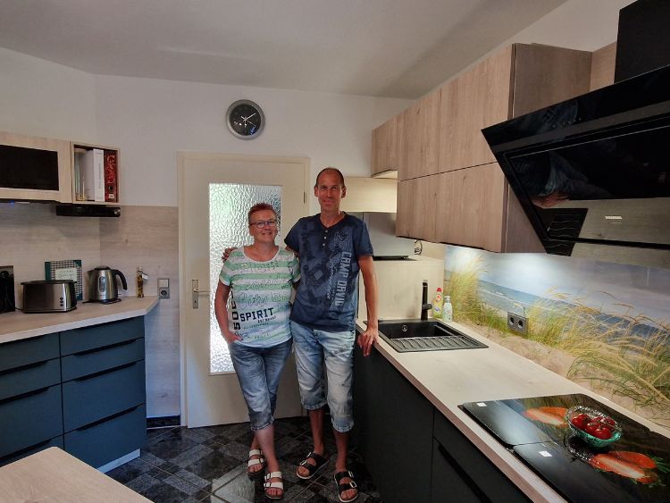 Küchenstudio Ein Mann und eine Frau stehen in einer Küche.