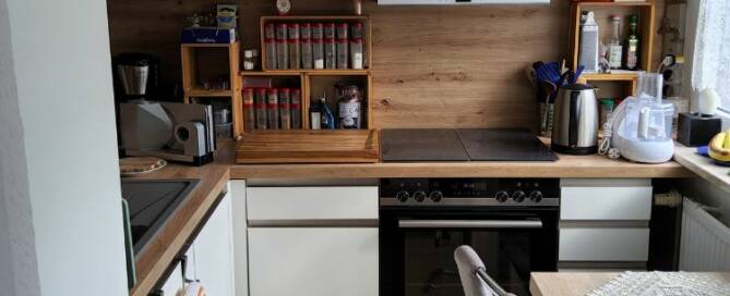 Küchenstudio Eine kleine Küche mit Herd und Backofen.